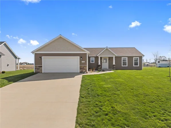 1706 Applejack Dr, Wapakoneta, OH 45895