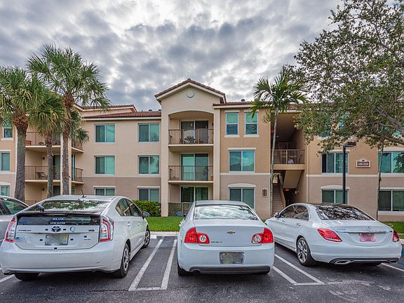 3rd image of 1124 Villa Ln #1124