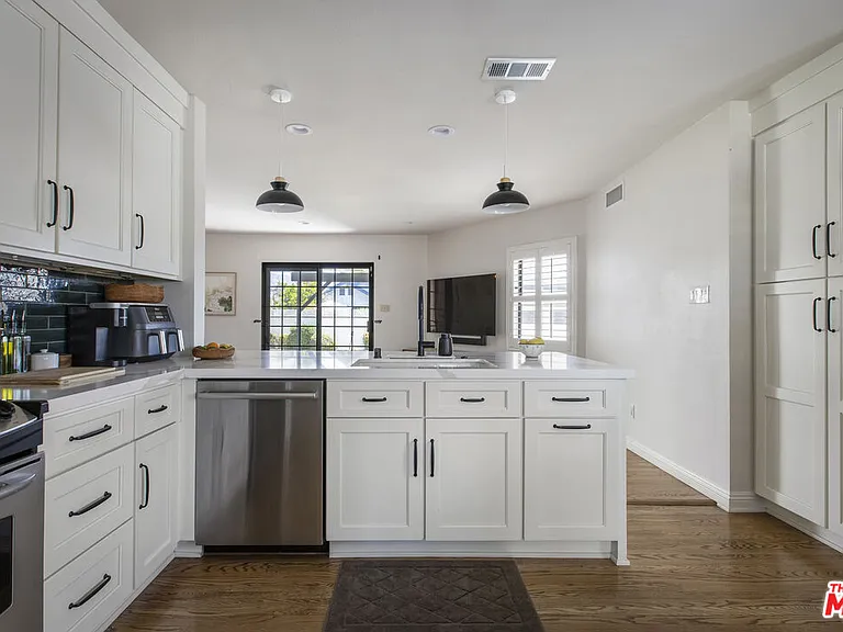 1132 N Reese Pl — Photo 12