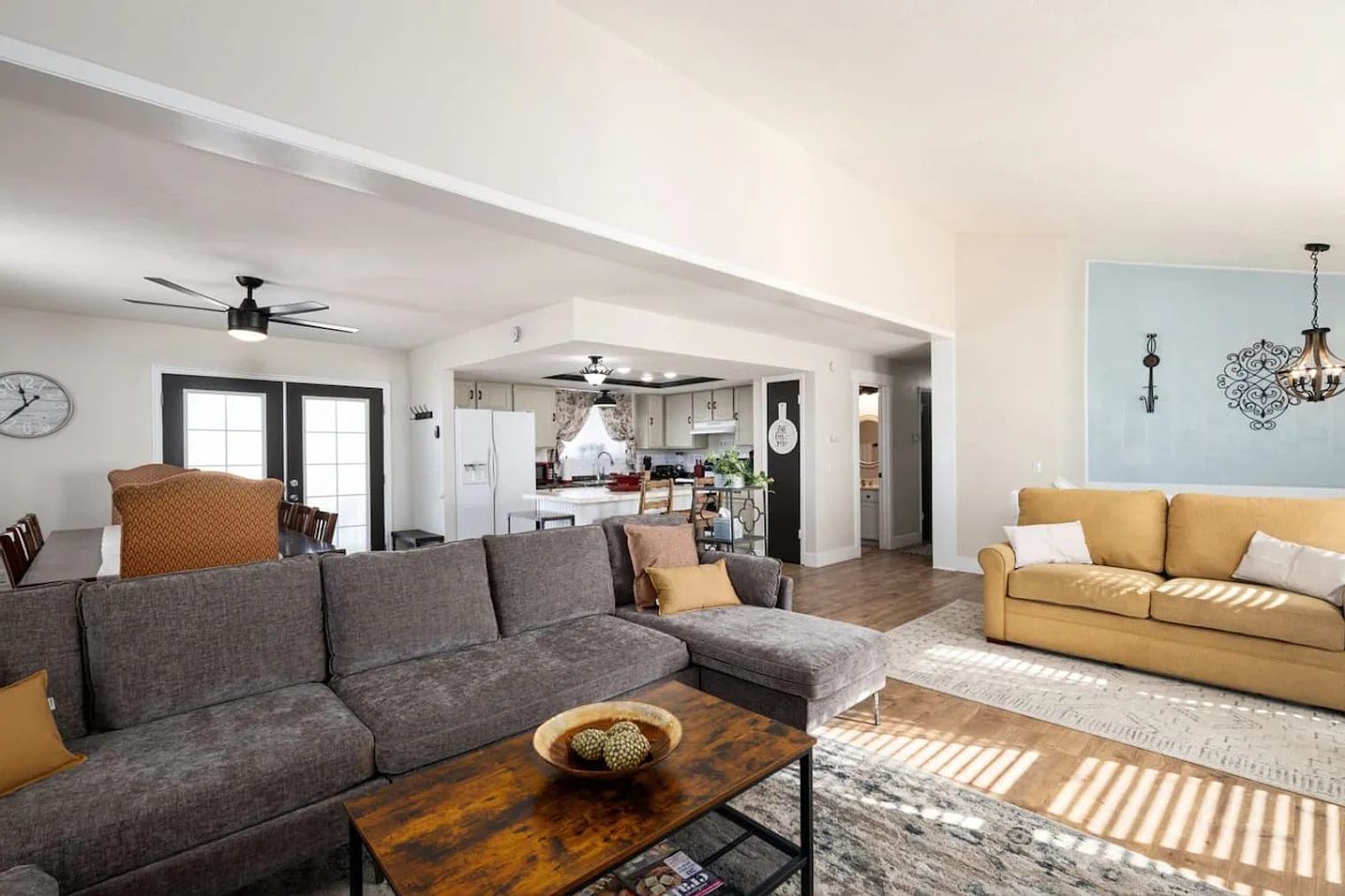 3 bed, 2.0 bath, 968 sqft, $4,042 — Photo 1