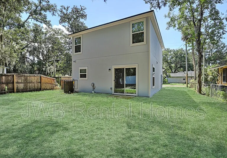 2047 Prospect St — Photo 11