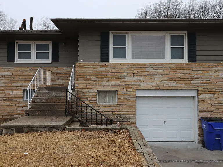 517 Maple St — Photo 1