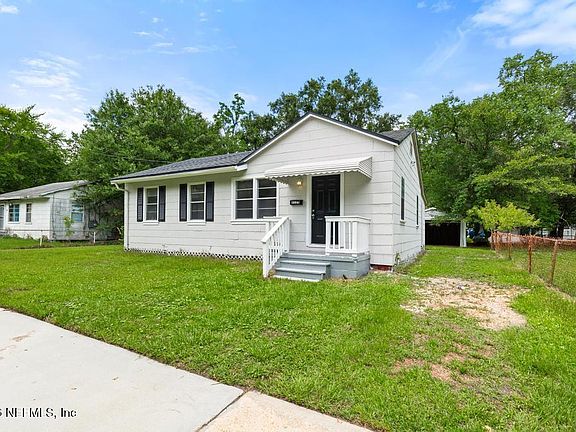 3rd image of 3125 3RD ST Circle S