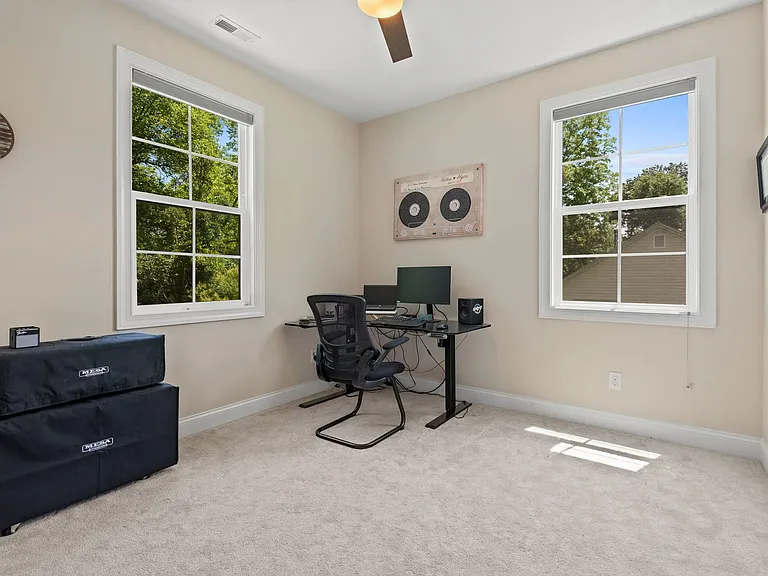 910 Elizabeth St — Photo 18