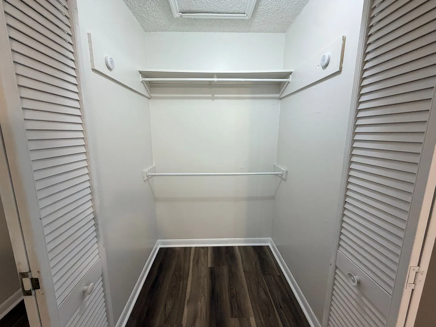 1706 Azalea Dr! This spacious 800 sq. ft. 1-bedroom, 1-bathroom apartment offers comfortable livi... — Photo 3