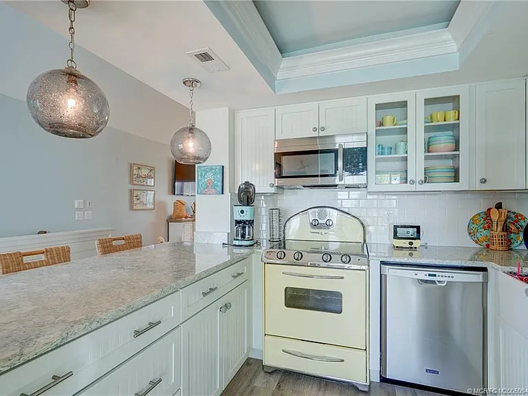 245 NE Macarthur Blvd #11 — Photo 32