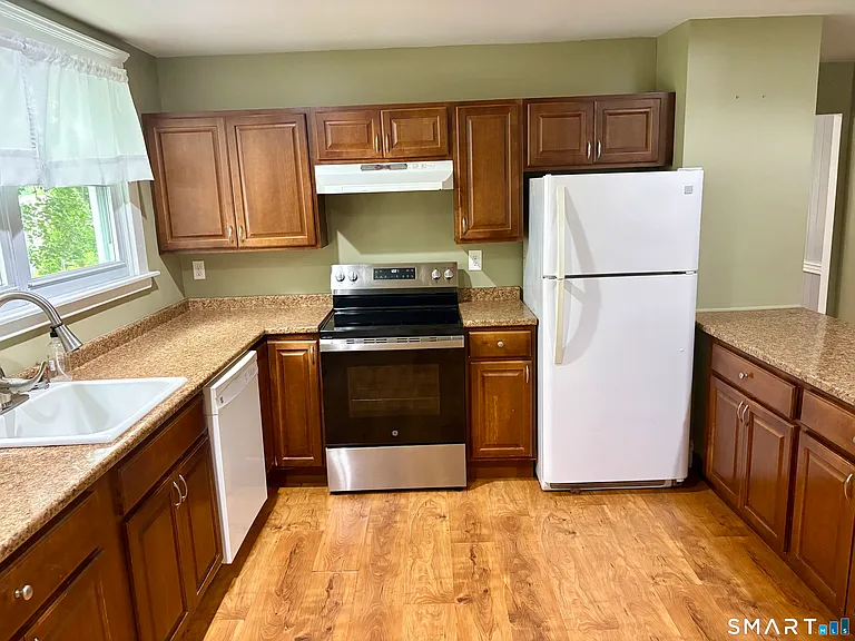 565 Sylvan Ave — Photo 12