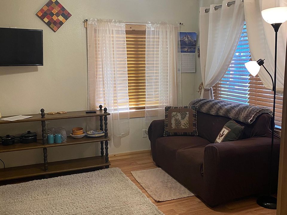 Corner unit/Sunny & airy/ceiling fan for much circulation & coolness