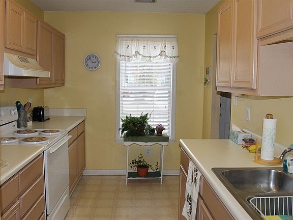 4th image of 10 Heritage Village Ln