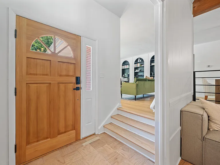 504 Kirkwood Ln — Photo 5