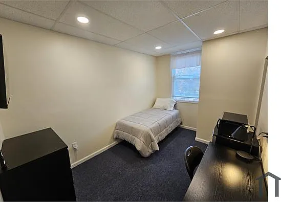 Studio, $975 — Photo 2