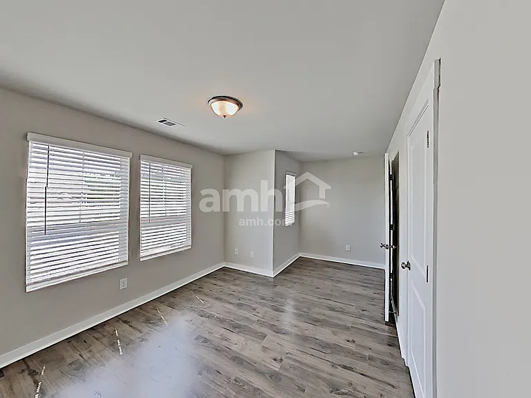 71 Landsdown Xing — Photo 13