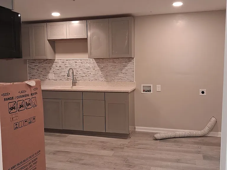Kitchen area, with washer and dryer connector