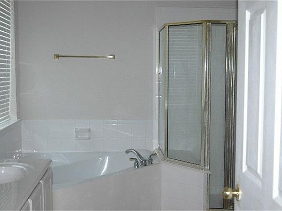 Bathtub in Masterbed