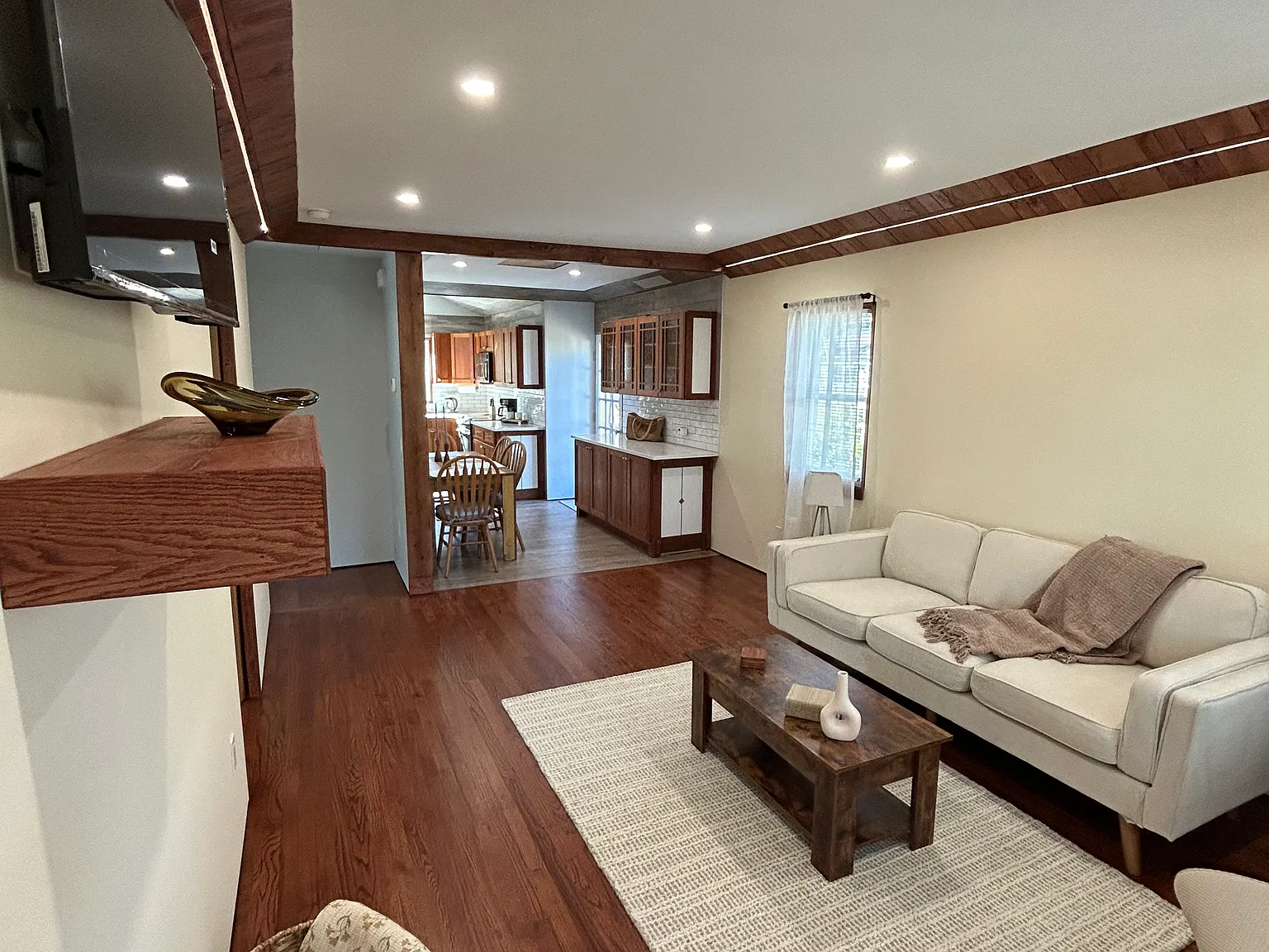 2 bed, 872 sqft, $4,000 — Photo 2
