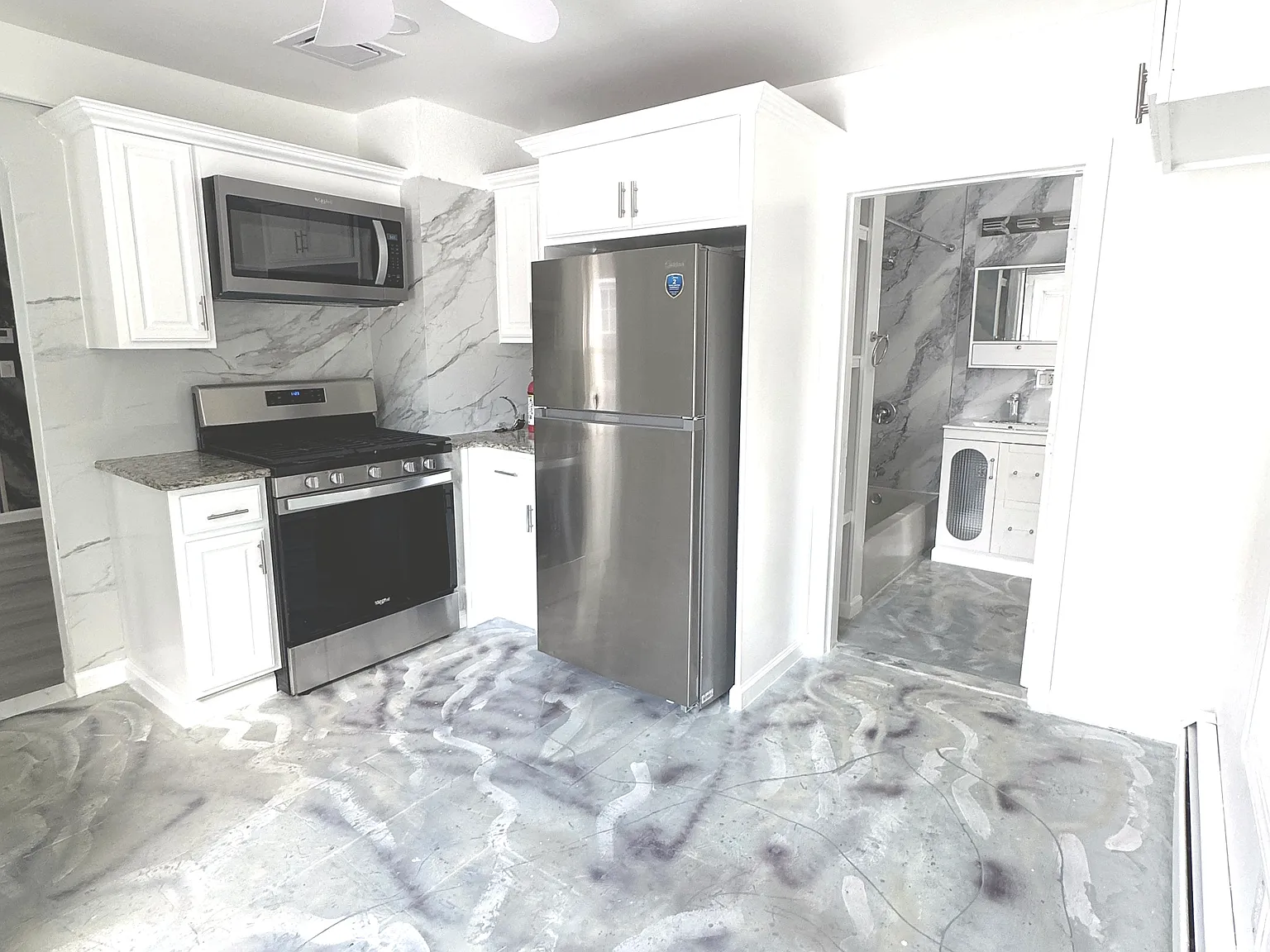 3 bed, 950 sqft, $2,199 — Photo 2
