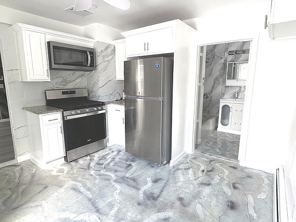 2nd image of 160 Pierson St #2