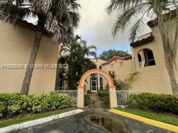 8606 SW 3rd St APT 206, Hollywood, FL 33025