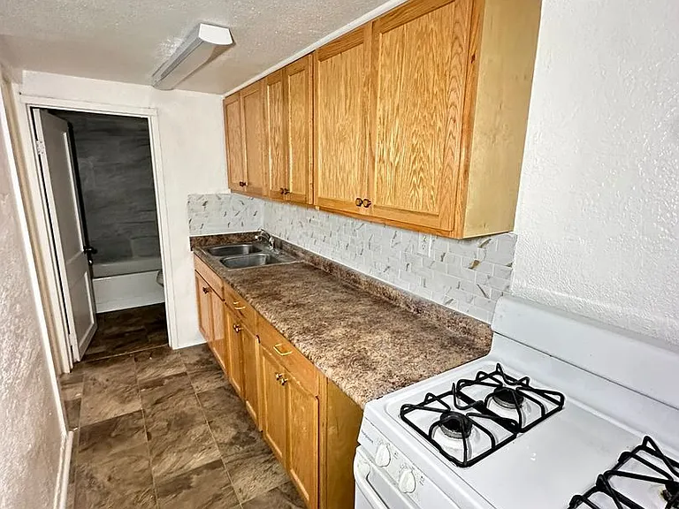 2401 Franklin St — Photo 4