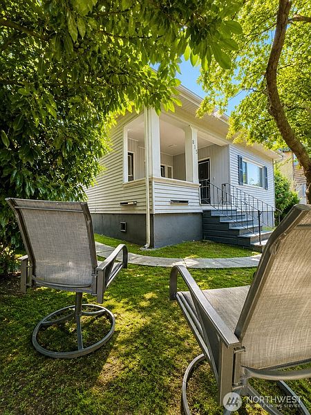 3rd image of 815 15th Avenue E