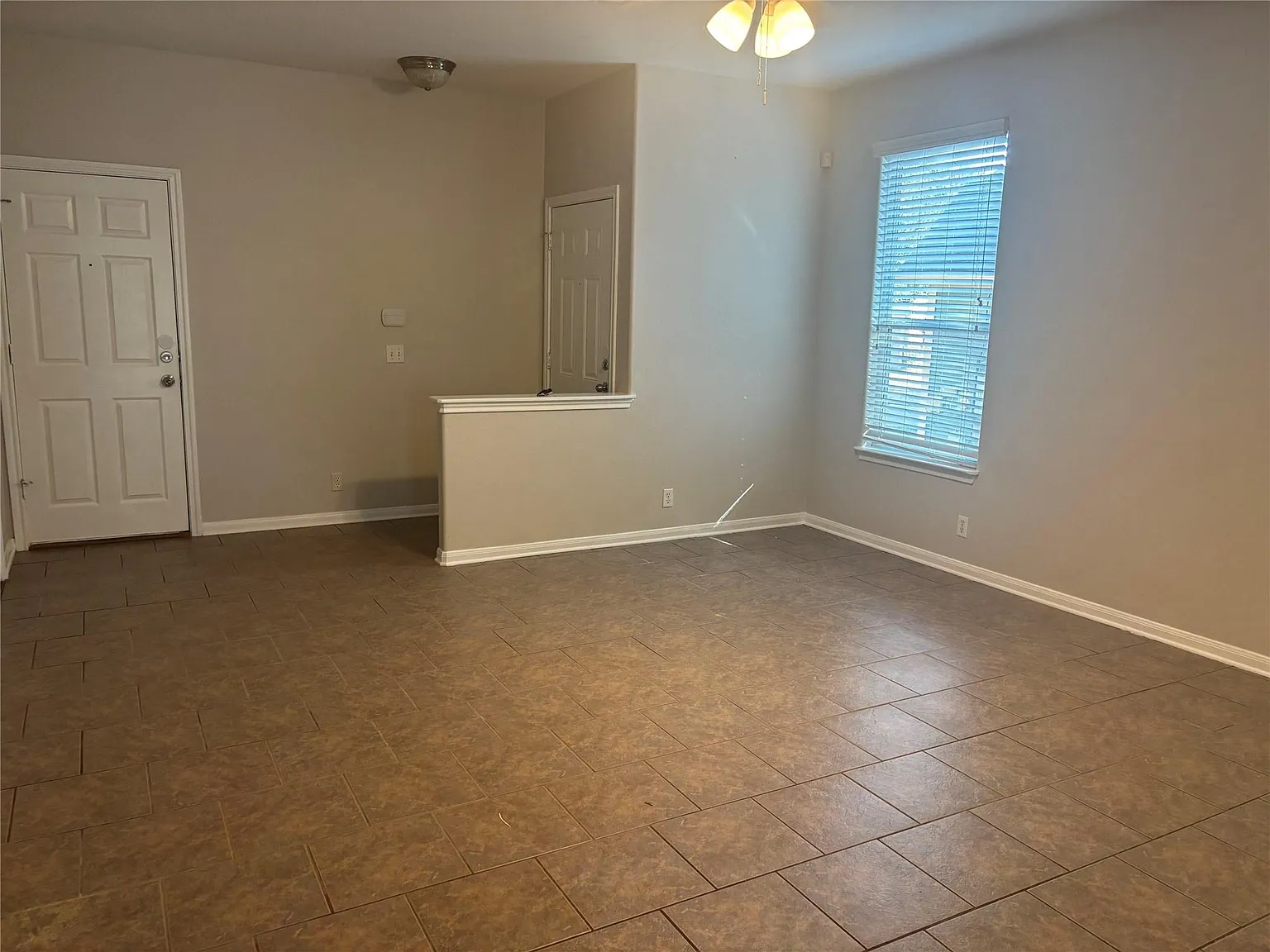 4 bed, 2.5 bath, 1515 sqft, $2,000 — Photo 3