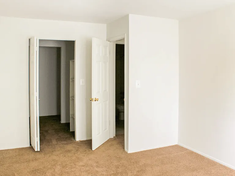 Richmond Club Apartments — Photo 4