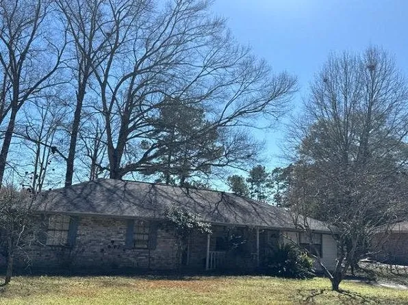 135 Westchester Dr, Picayune, MS 39466