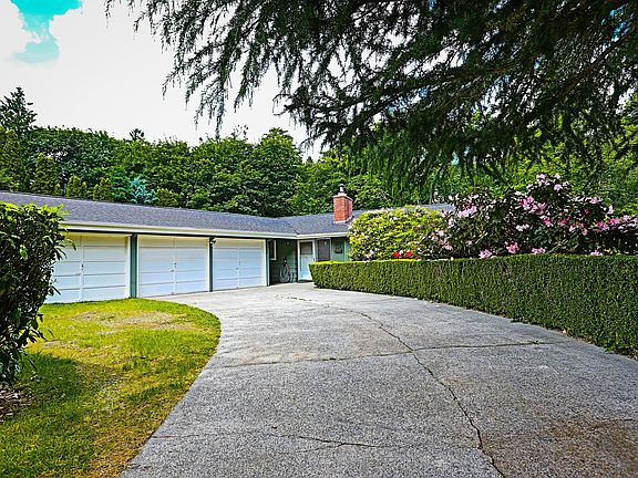 2nd image of 2526 Greenwood Dr NE