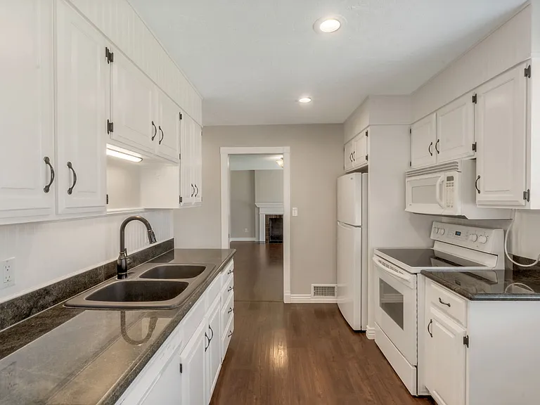 403 E Saunders St — Photo 10
