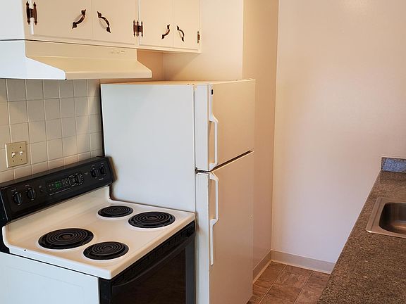 2nd image of 402 Redwood Ave APT 9