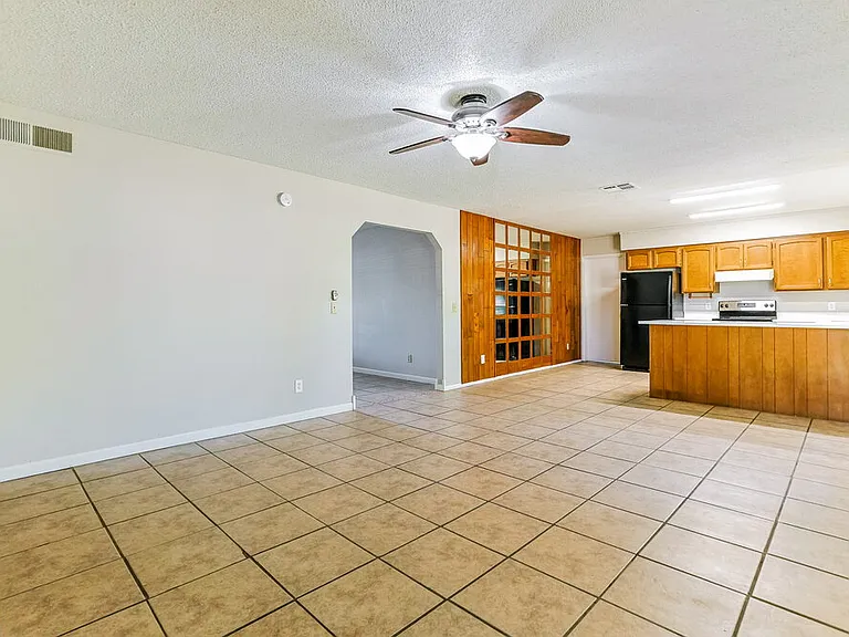 562 W Highland St — Photo 5