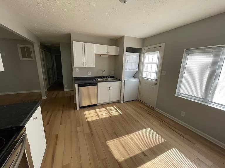 447 Southgate Dr — Photo 6
