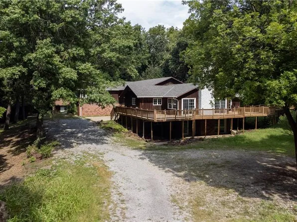 3802 Christine Dr, Saint Joseph, MO 64503