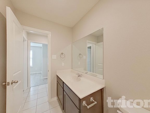 4th image of 881 Darst Dr