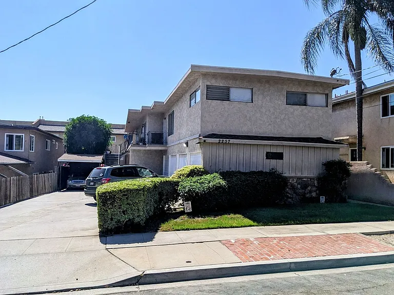 2237 Rose Ave — Photo 15