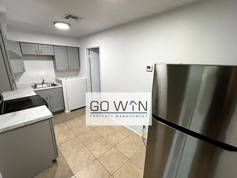 1626 W Denton Ln — Photo 2