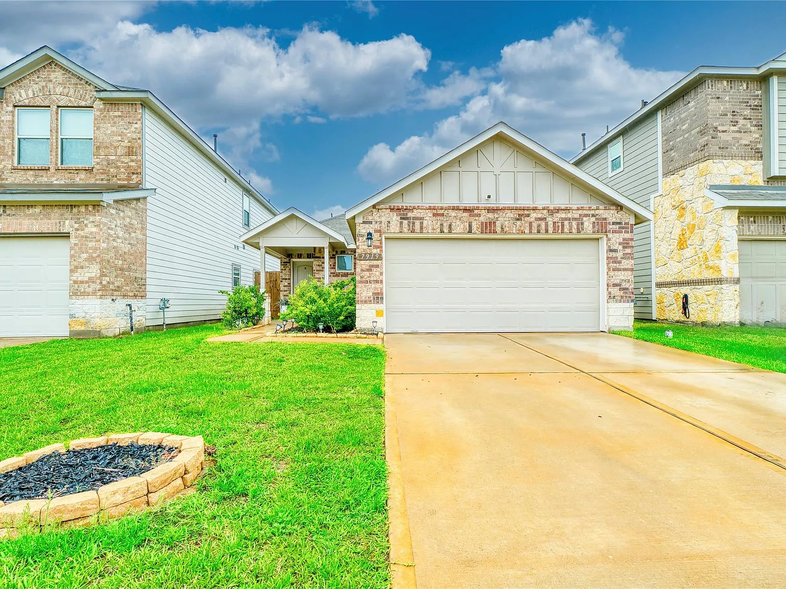 3 bed, 2.0 bath, 1405 sqft, $2,300 — Photo 1
