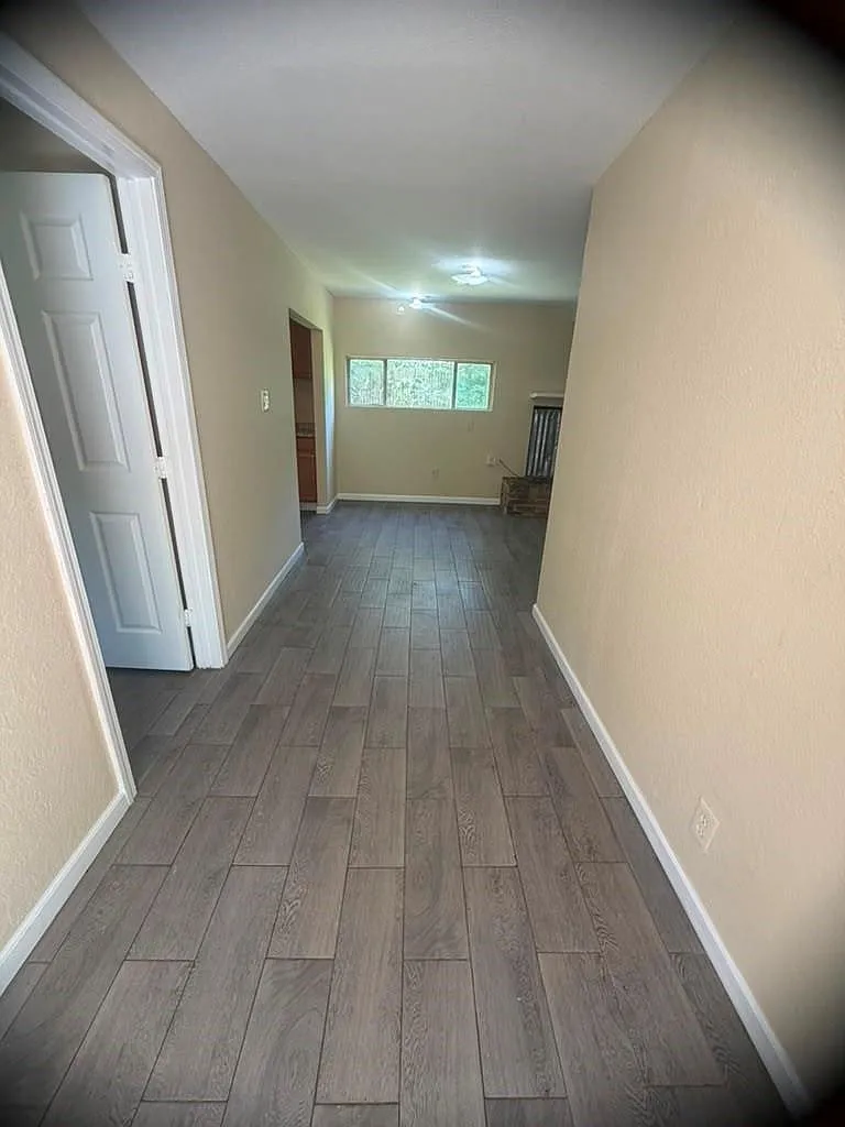 2 bed, 1.0 bath, 1963 sqft, $1,600 — Photo 2