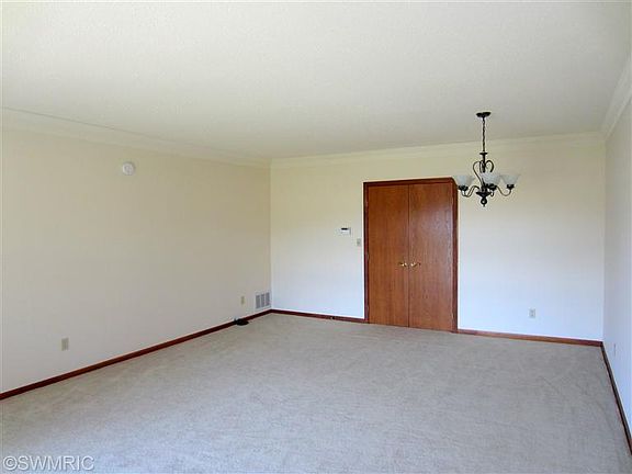 4th image of 60 Jacaranda Dr