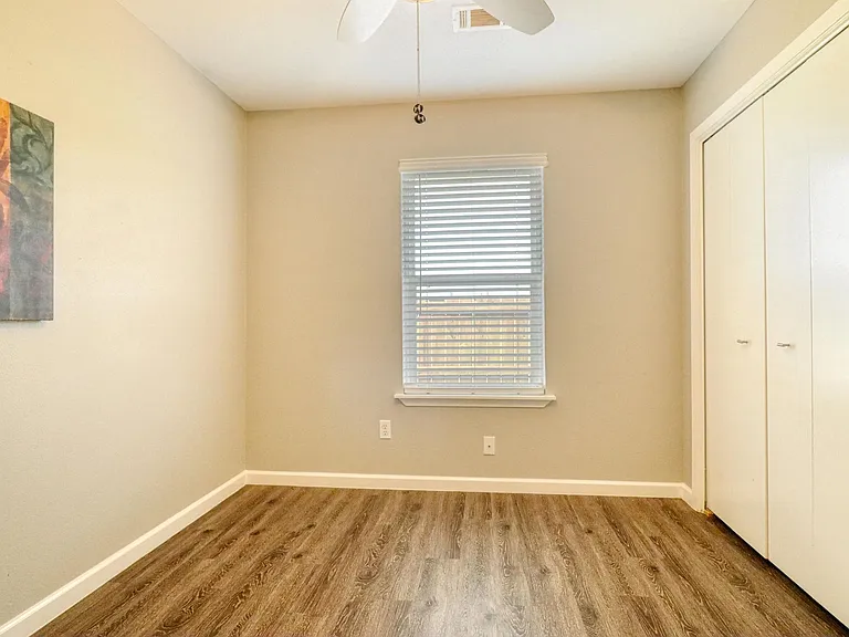 1720 E 11th Ave — Photo 18