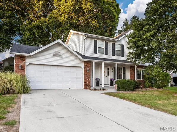 816 Cedar Valley Dr, Maryville, IL 62062