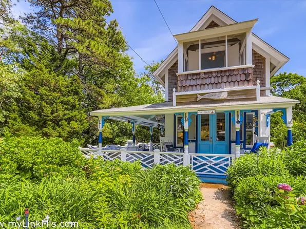 17 John Wesley Ave, Oak Bluffs, MA 02557