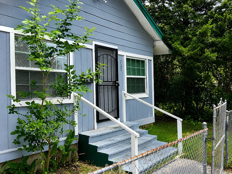 725 W 16th St — Photo 1