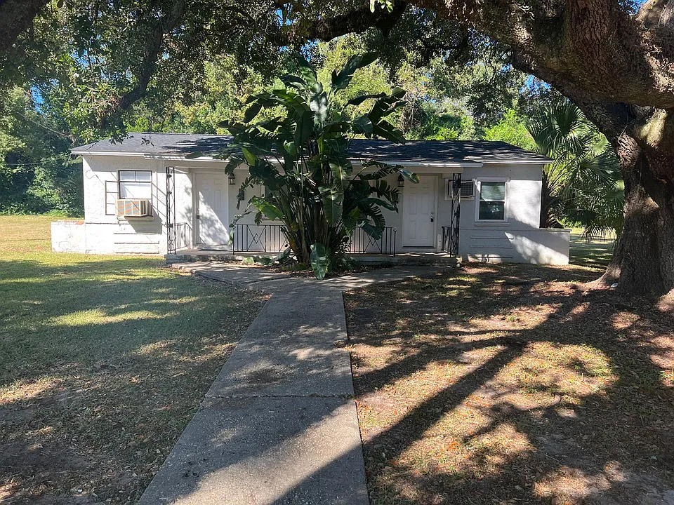 879 Campus Cir