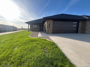 2075 Riviera Rd, Sioux Center, IA 51250