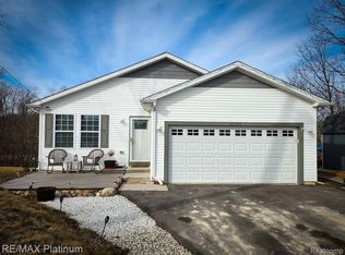 10325 Walnut Shores Dr, Fenton, MI 48430