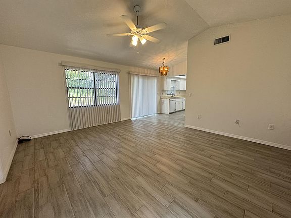 3rd image of 1052 Deer Hollow Blvd