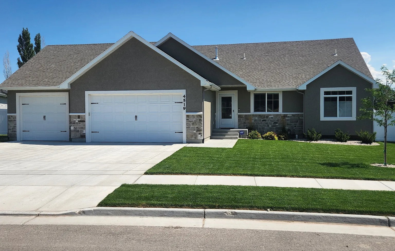 6 bed, 3200 sqft, $3,150 — Photo 1