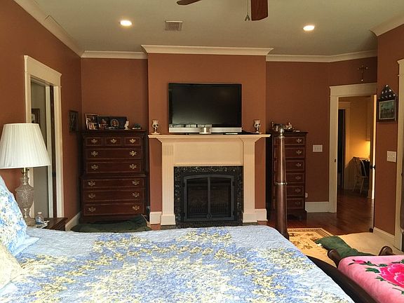 Master Bedroom
						:
						Remote control Gas Fireplace