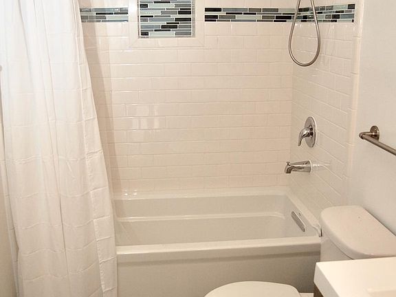 5th image of 3605 Watseka Ave #107